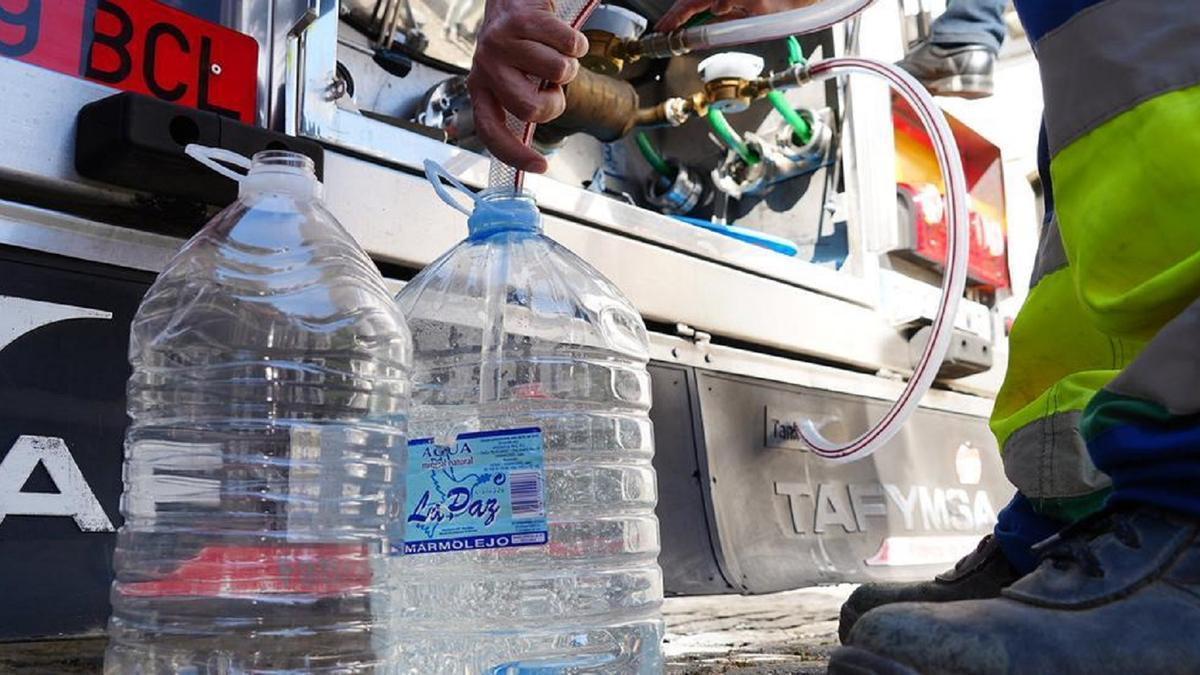 Los vecinos llevan desde abril consumiendo agua de botella o de camiones cisterna.