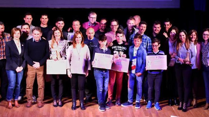 Los premiados, junto a los representantes políticos y la presentadora del acto.