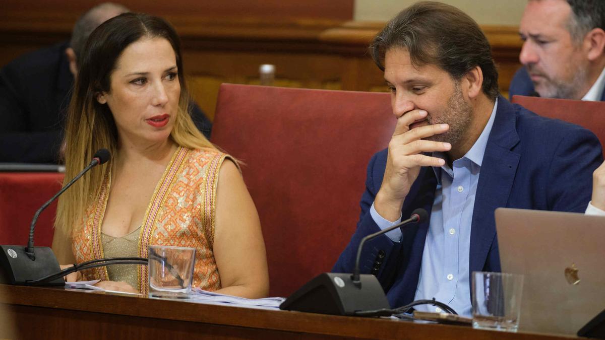 La portavoz del PSOE en Santa Cruz, Patricia Hernández, junto al edil socialista José Ángel Martín.