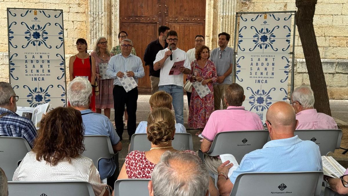 Los regidores municipales, durante la presentación del programa festivo en la Plaça de Sant Domingo.