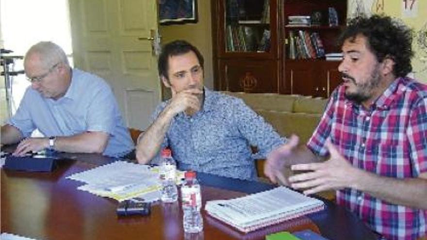 Juan Gregori Maria (a la dreta) parla amb David Ibáñez, durant la trobada que va tenir lloc ahir a Manresa
