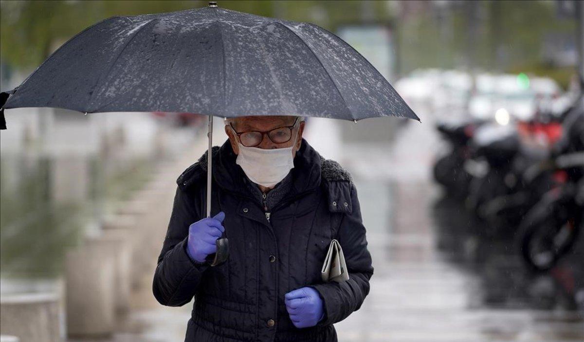 zentauroepp53154883 madrid  13 04 2020  coronavirus  covid 19  una persona mayor200417160330