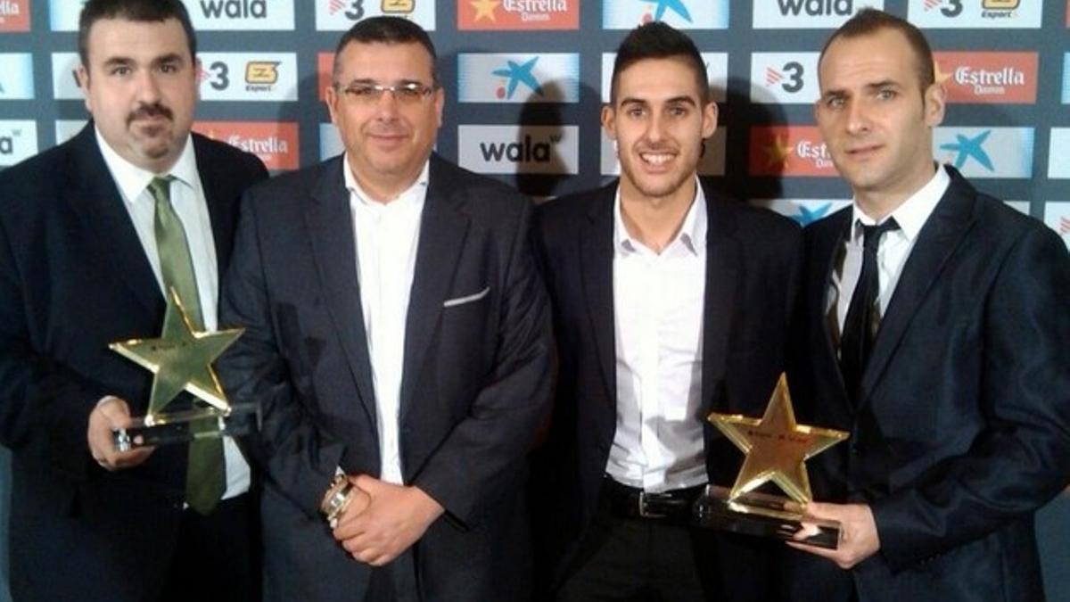 Xavi Passarrius y Dani Salgado muestran los premios junto al director general del club, Juan Carlos León y Adolfo Fernández.