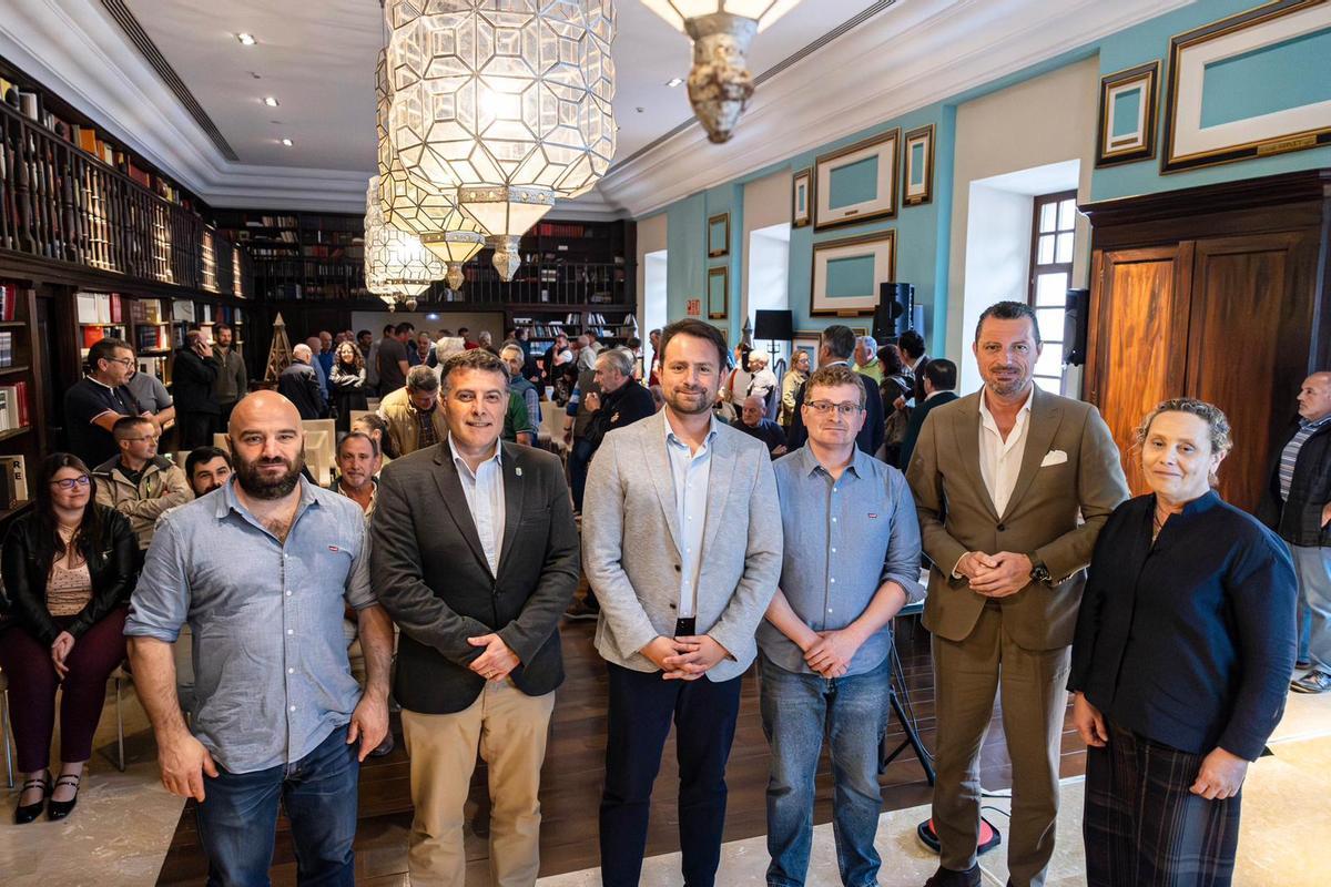 Por la izquierda, Luis Alfonso Pérez, el alcalde cangués, José Luis Fontaniella; Álvaro Queipo, César Pérez, el vicesecretario de Ordenación Territorial del PP de Asturias, Eloy Alonso, y Beatriz llaneza, secretaria general del PP de Asturias, al finalizar el foro en el Parador de Corias.