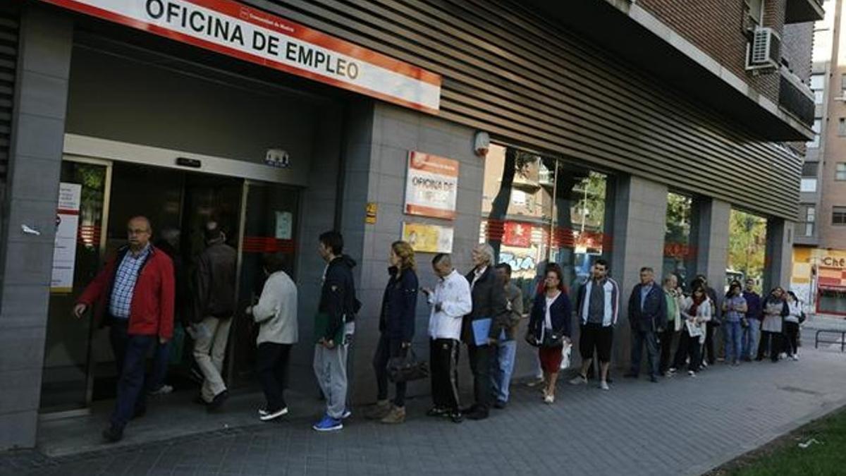 Cola del paro en una oficina del INEM en Madrid.