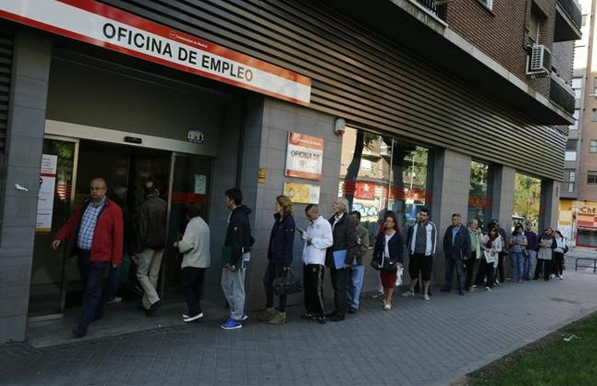 Cola del paro en una oficina del INEM en Madrid.