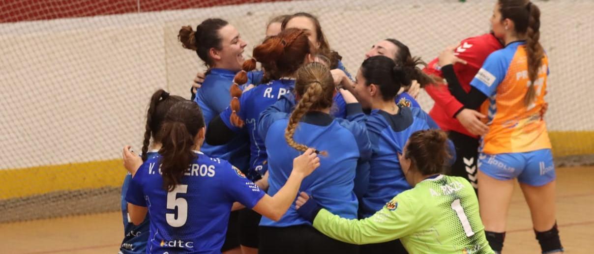 Las jugadoras del Almassora celebran una victoria de esta temporada.