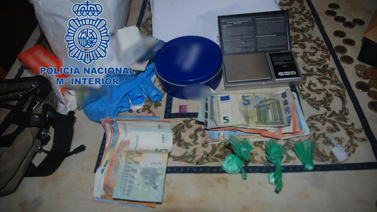 Material incautado en el registro del punto negro de droga en Orihuela