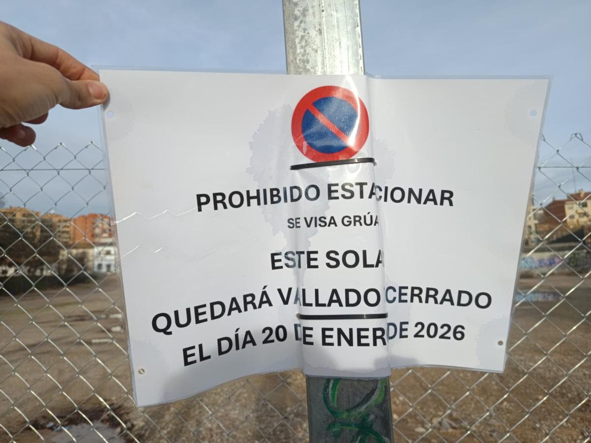 Cartel en la puerta del antiguo aparcamiento de los suelos de Alumalsa
