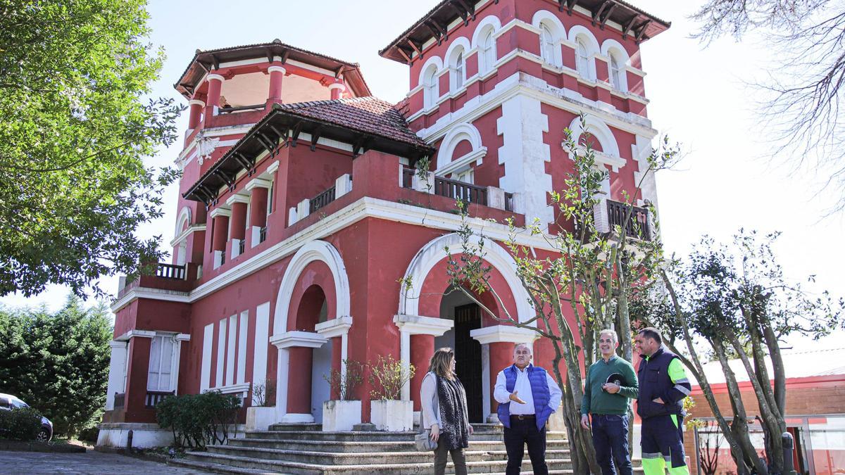 El alcalde de Abegondo, segunda por la izq., en la Finca Os Loureiros