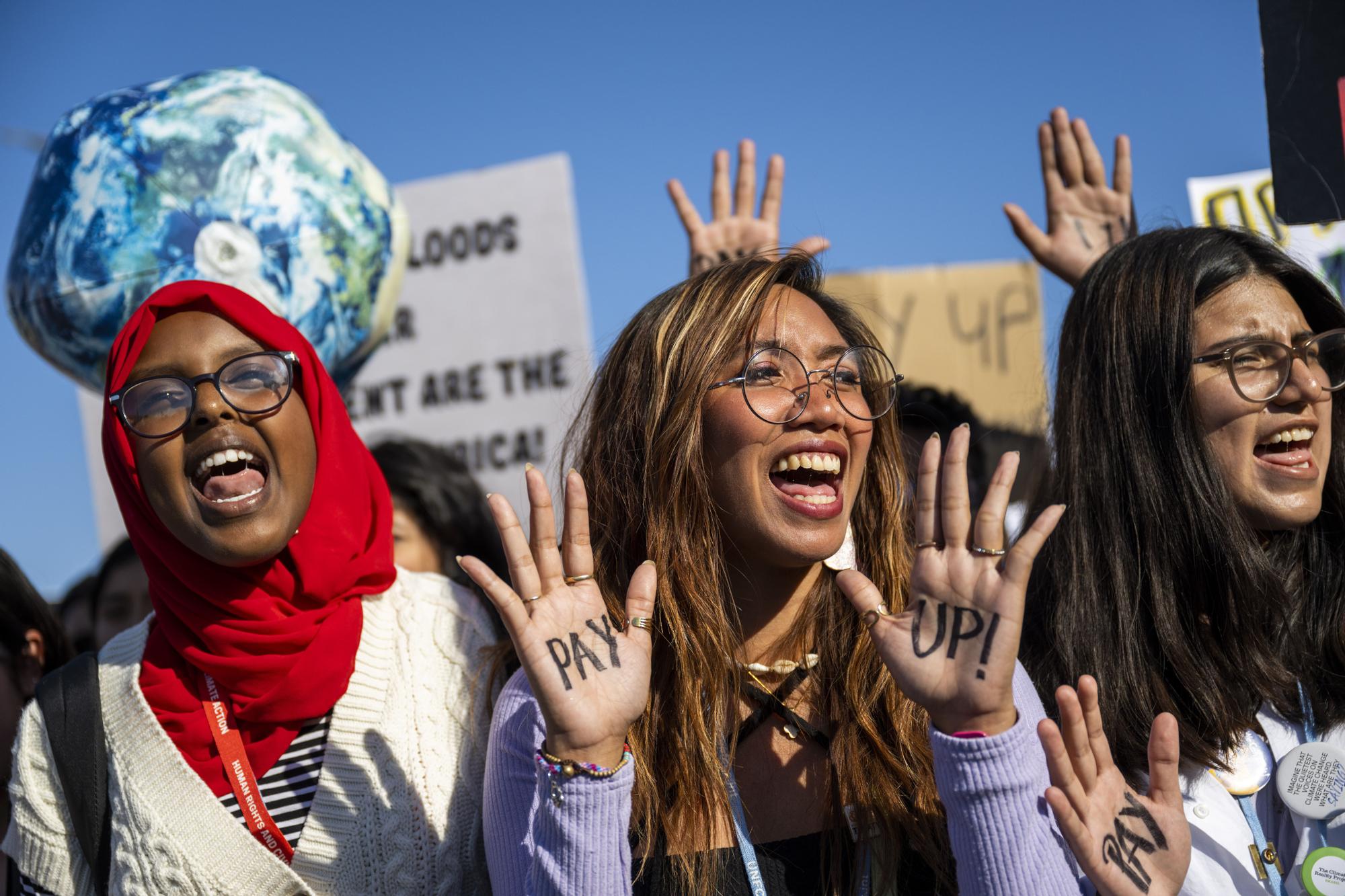 Varias jóvenes activistas participan en una protesta durante la COP27 en Egipto.