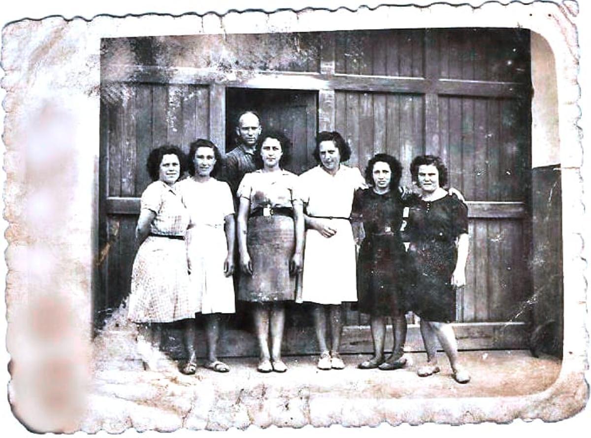 Imagen de un grupo de trabajadores a las puertas de Albo.