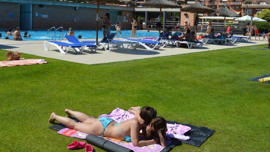 Banyistes a les piscines  municipals de Puig-reig