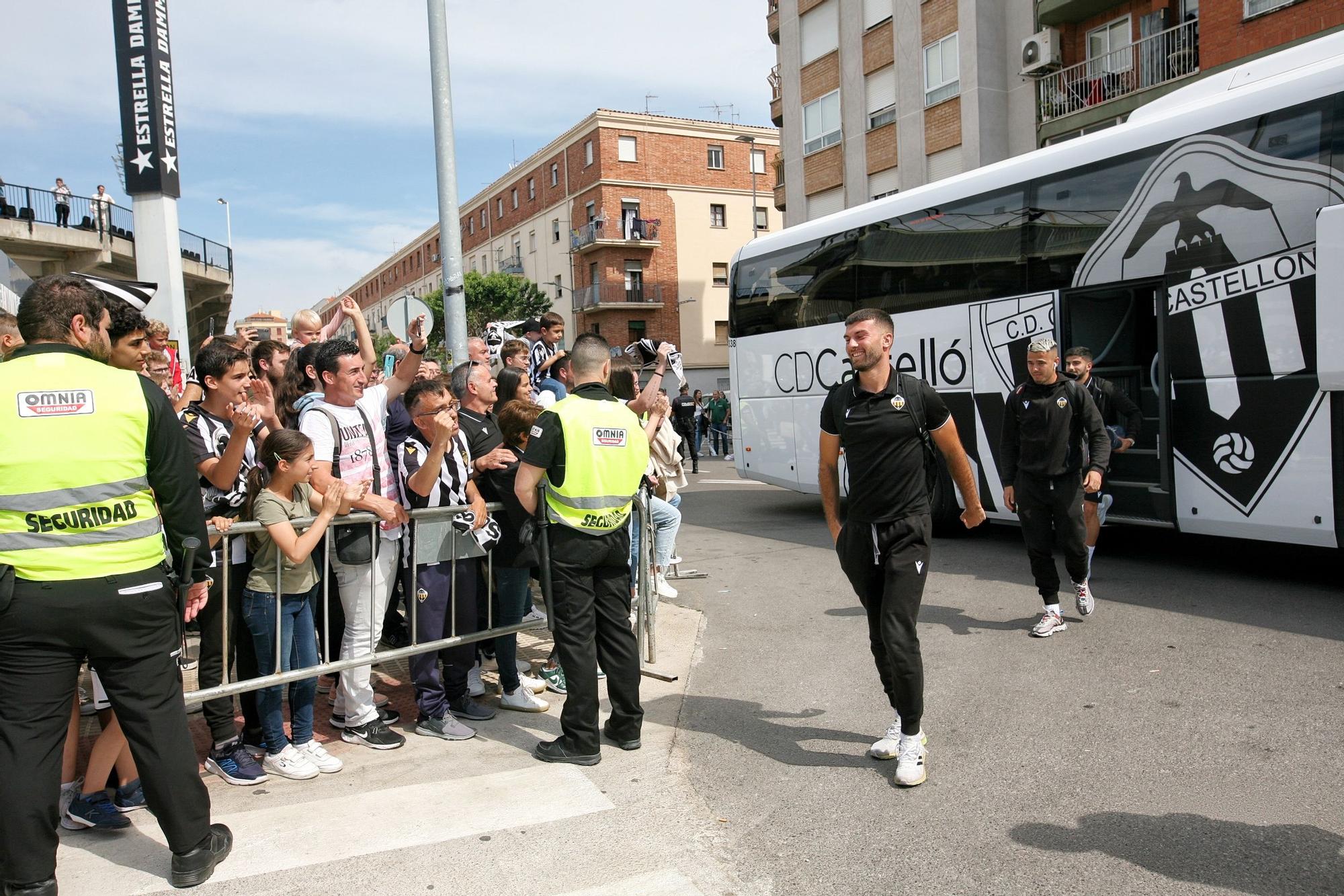 Así ha recibido al autobús del equipo la afición del CD Castellón