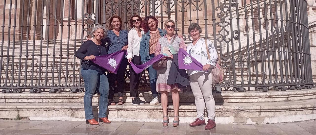 Integrantes del Movimiento Revuelta de las Mujeres en la Iglesia de Málaga, delante de la Catedral hace unos días.