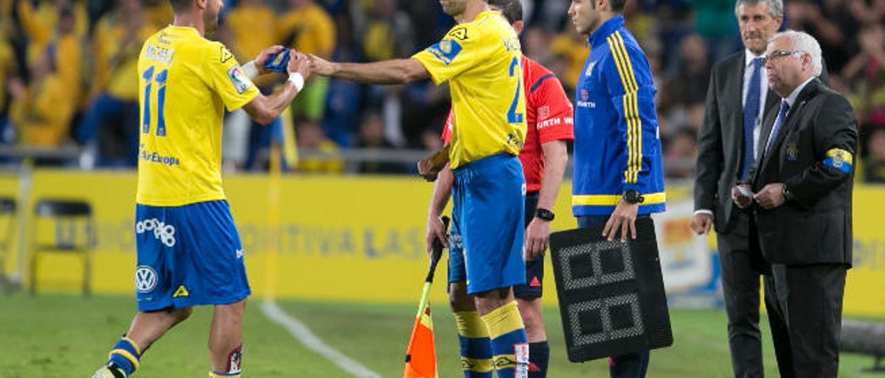 Momo entrega el brazalete de capitán a Juan Carlos Valerón, en la 35ª jornada, ante el RCD Espanyol en el Estadio de Gran Canaria.