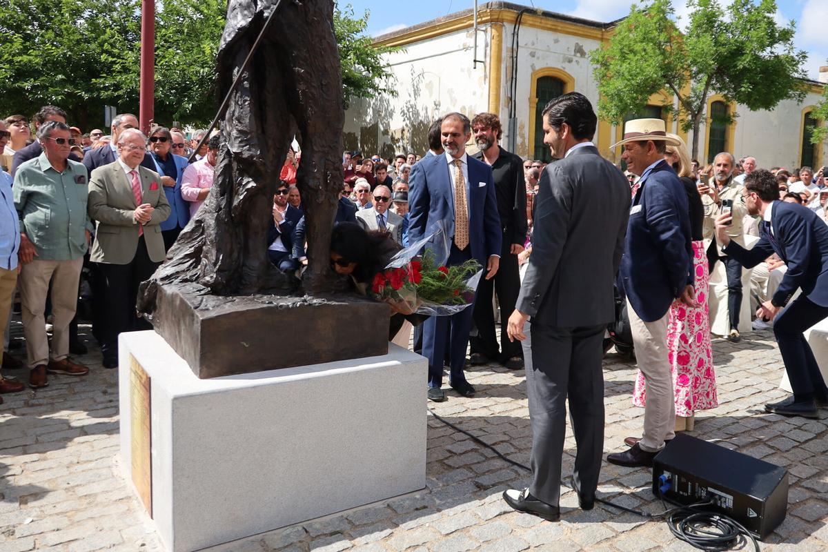 Imágenes de la inauguración del monumento a Rafael de Paula en la Plaza de Toros.