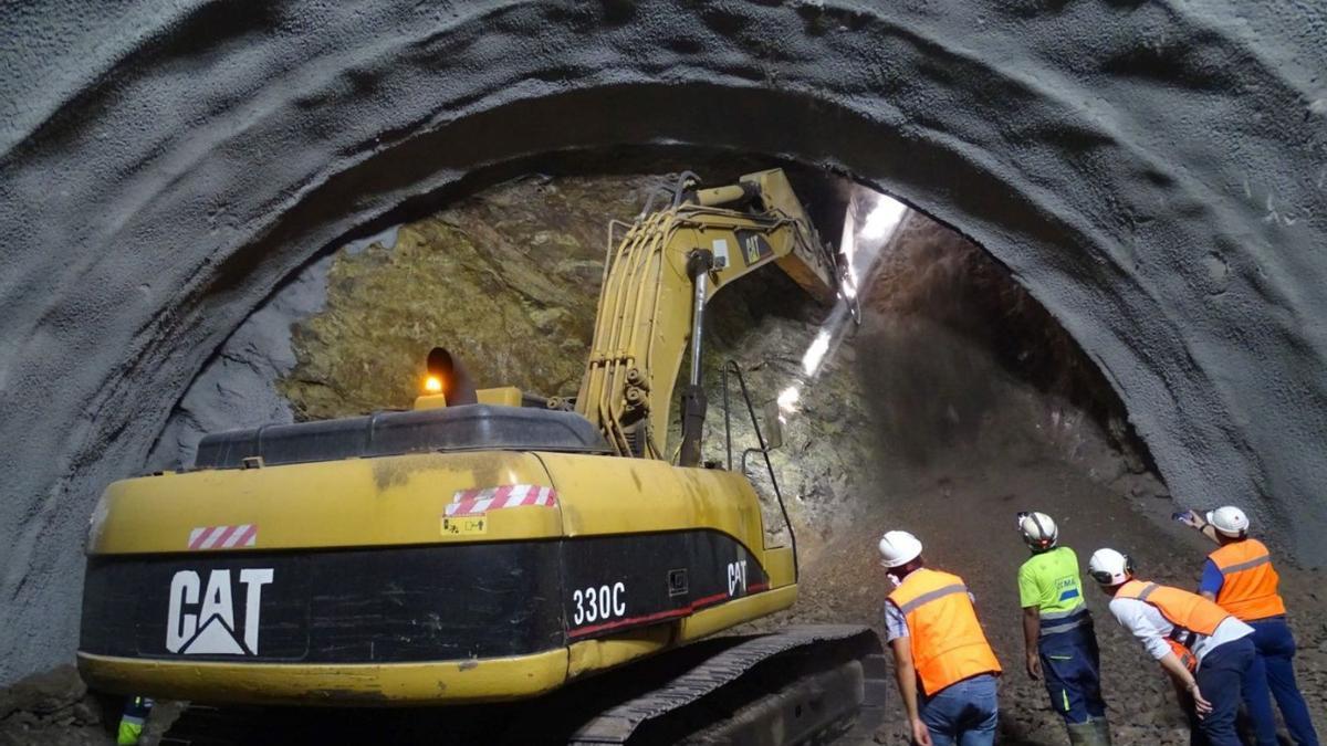 Un rayo de sol atraviesa el túnel más cercano a Agaete tras completar su calado ante la mirada de varios técnicos, ayer. | | LP/DLP