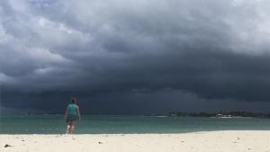 Vista de una playa de Bahamas con la amenaza de una tormenta tropical.