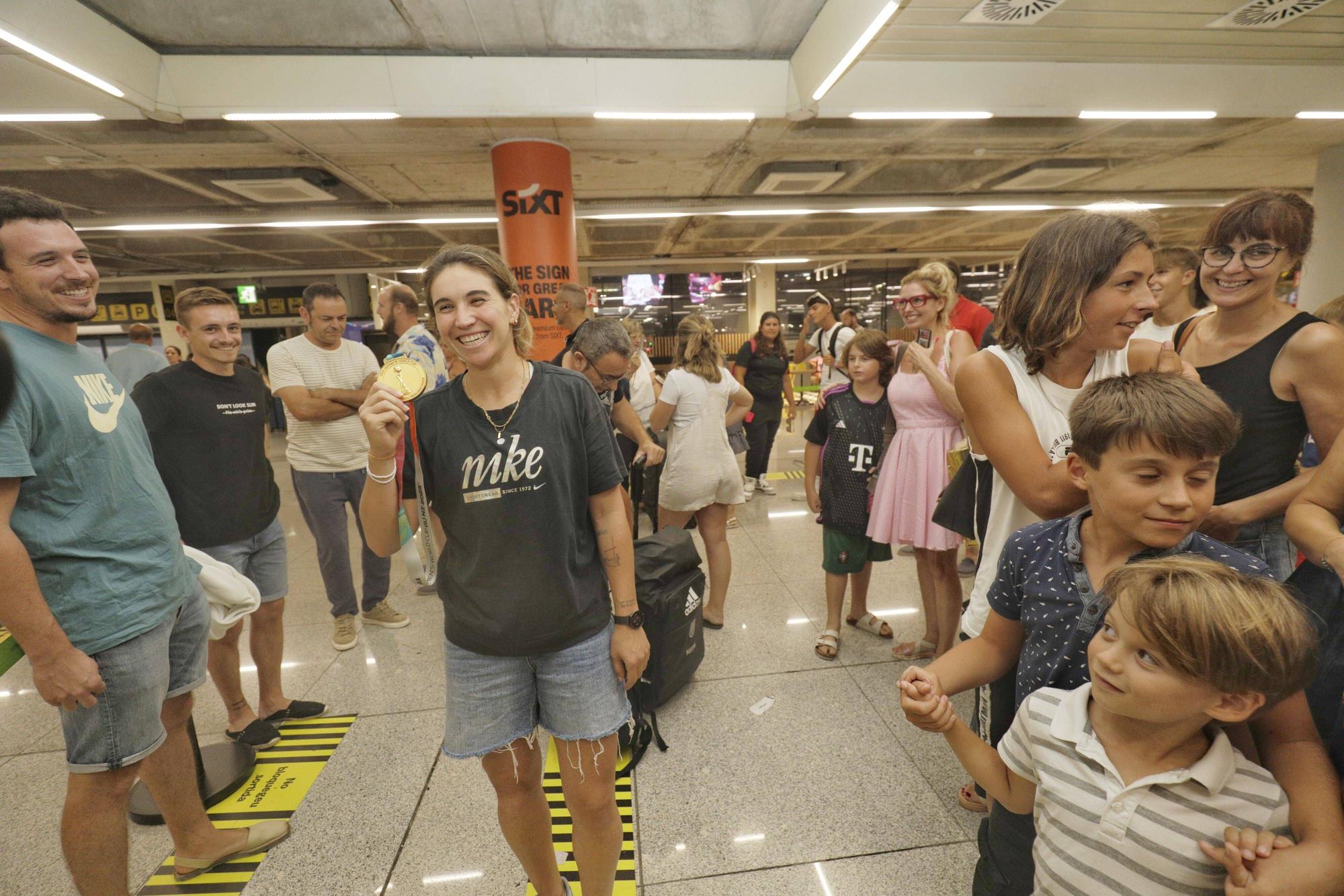 FOTOS | La llegada de Mariona Caldentey al aeropuerto de Palma