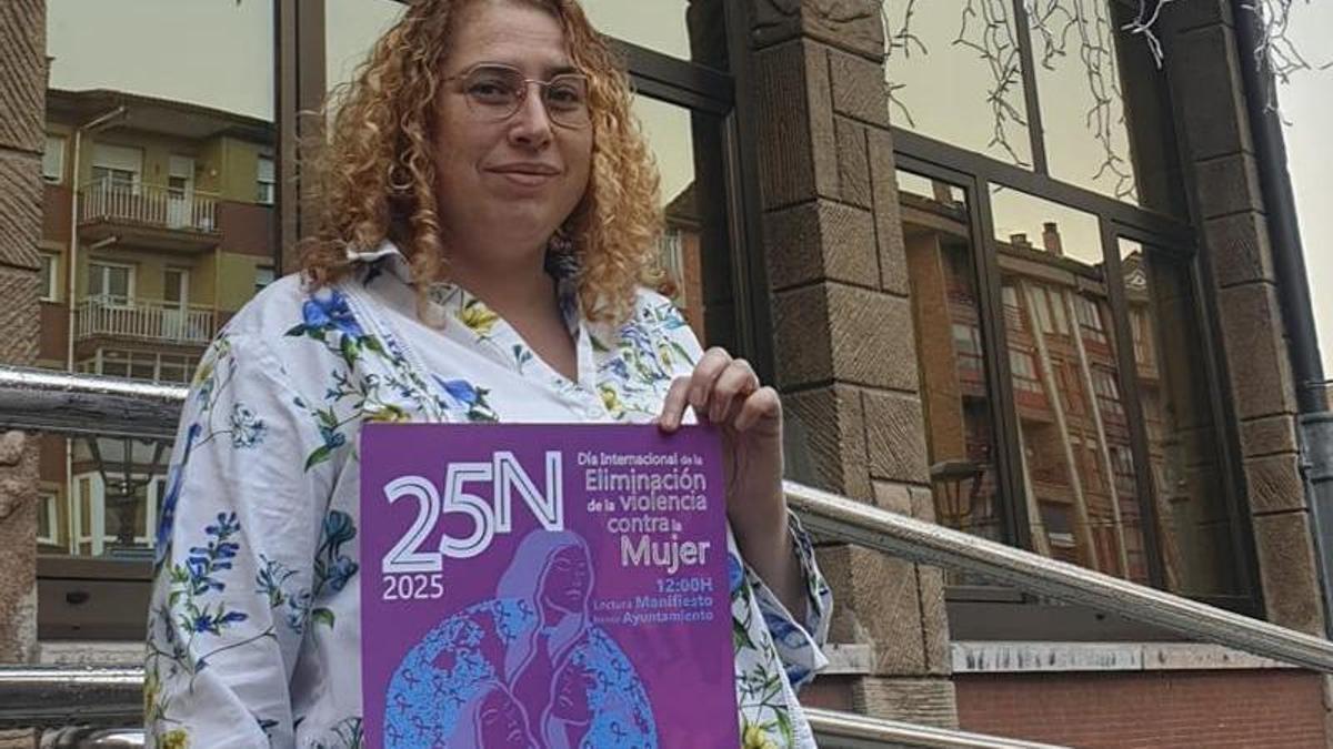 Beatriz Ruiz con el cartel de las actividades
