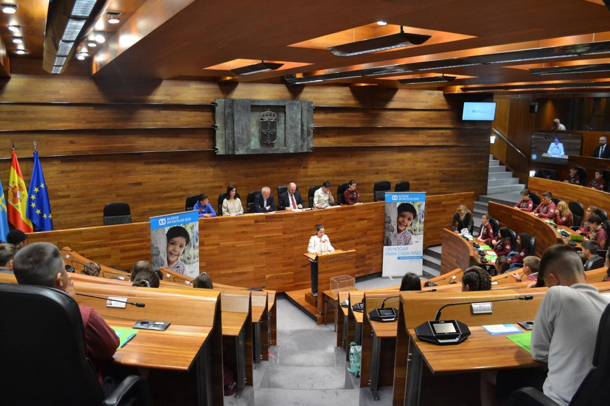 EN IMÁGENES: Sesenta alumnos asturianos se convierten en diputados por un día
