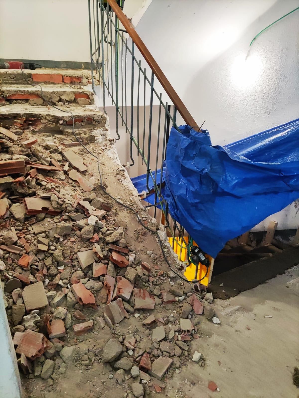 Estado en el que dejaron las escaleras del edificio al mismo tiempo que dejó de funcionar el ascensor.