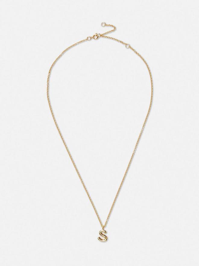 Collar con inicial de The Edit