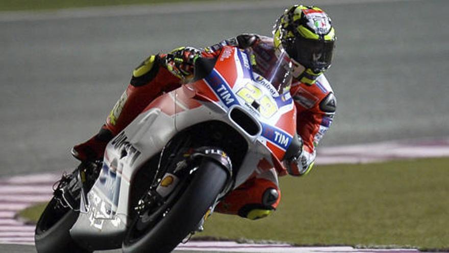 Andrea Iannone pilota su moto en el circuito de Losail.