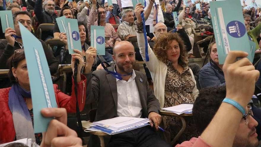 Villares, en el centro, durante una votación en el último plenario de En Marea. // Xoán Álvarez