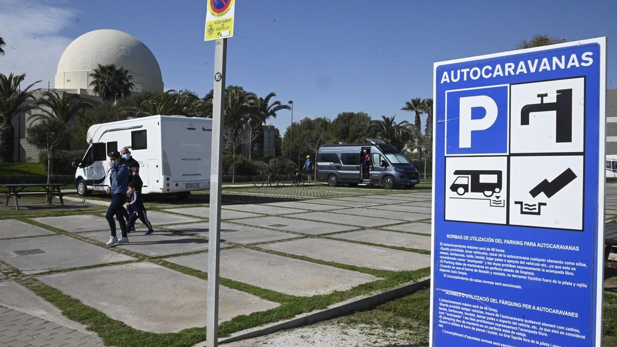 Imagen del área de estacionamiento de autocaravanas ubicada en las inmediaciones del Planetari de Castelló.