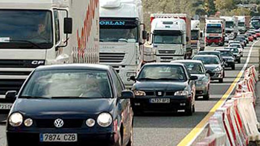 Tráfico recomienda usar la luz de cruce de día entre octubre y marzo en carretera