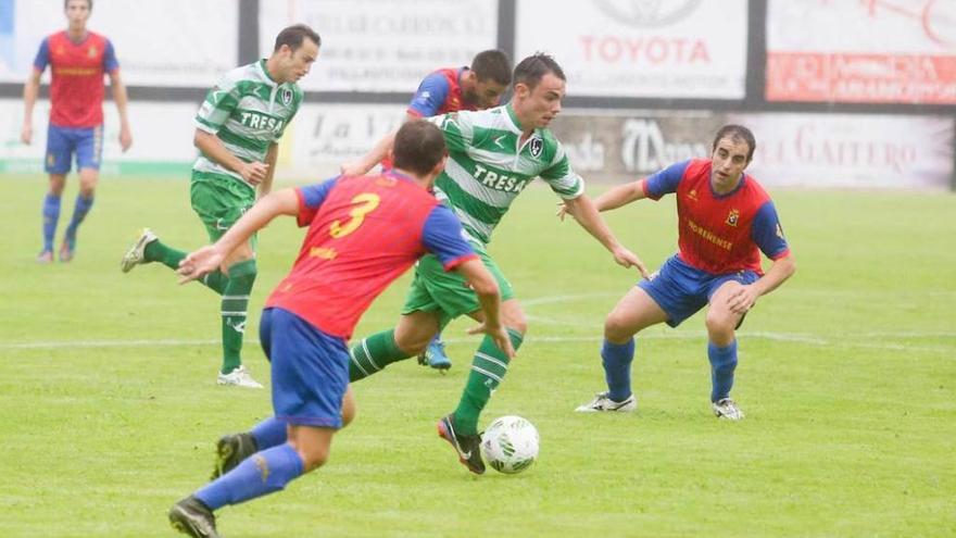 Una acción del partido entre el Lealtad y el Condal.