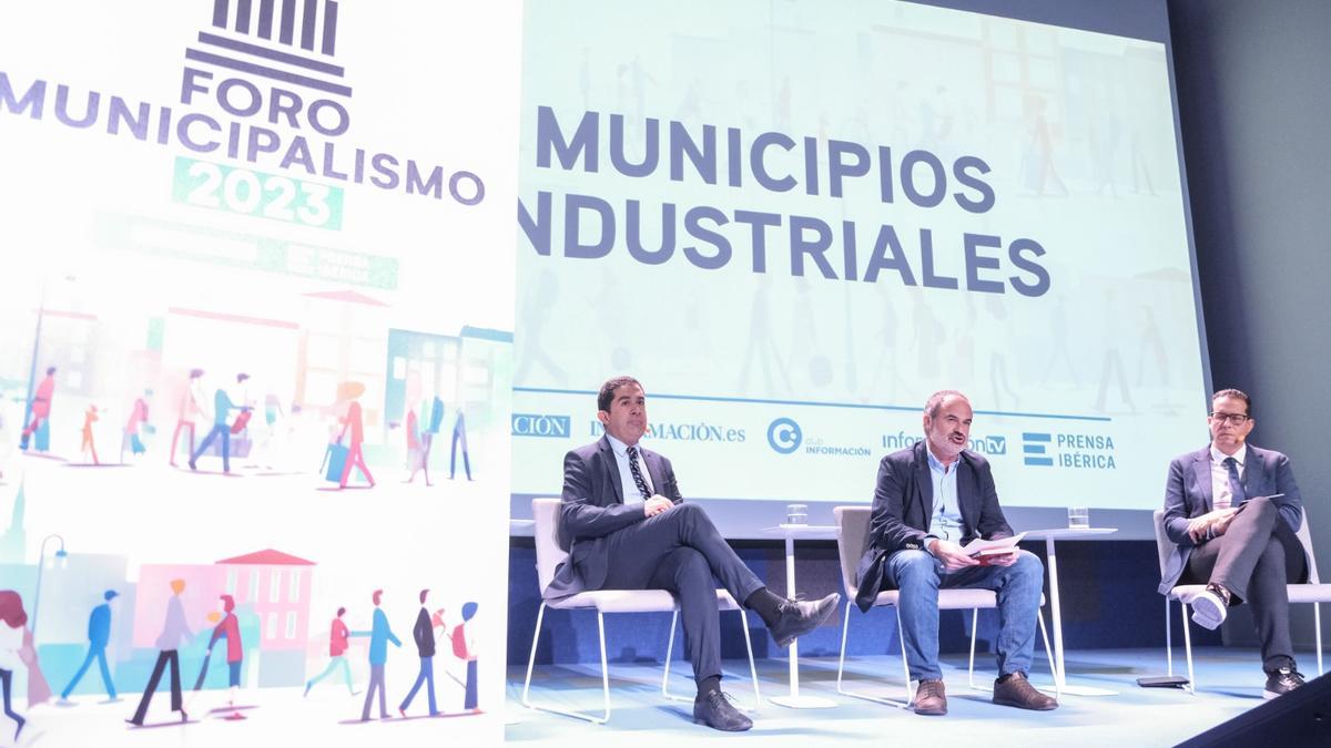 Los alcaldes de Elda y Alcoy, Rubén Alfaro y Toni Francés, durante su intervención en el Foro de Municipalismo.