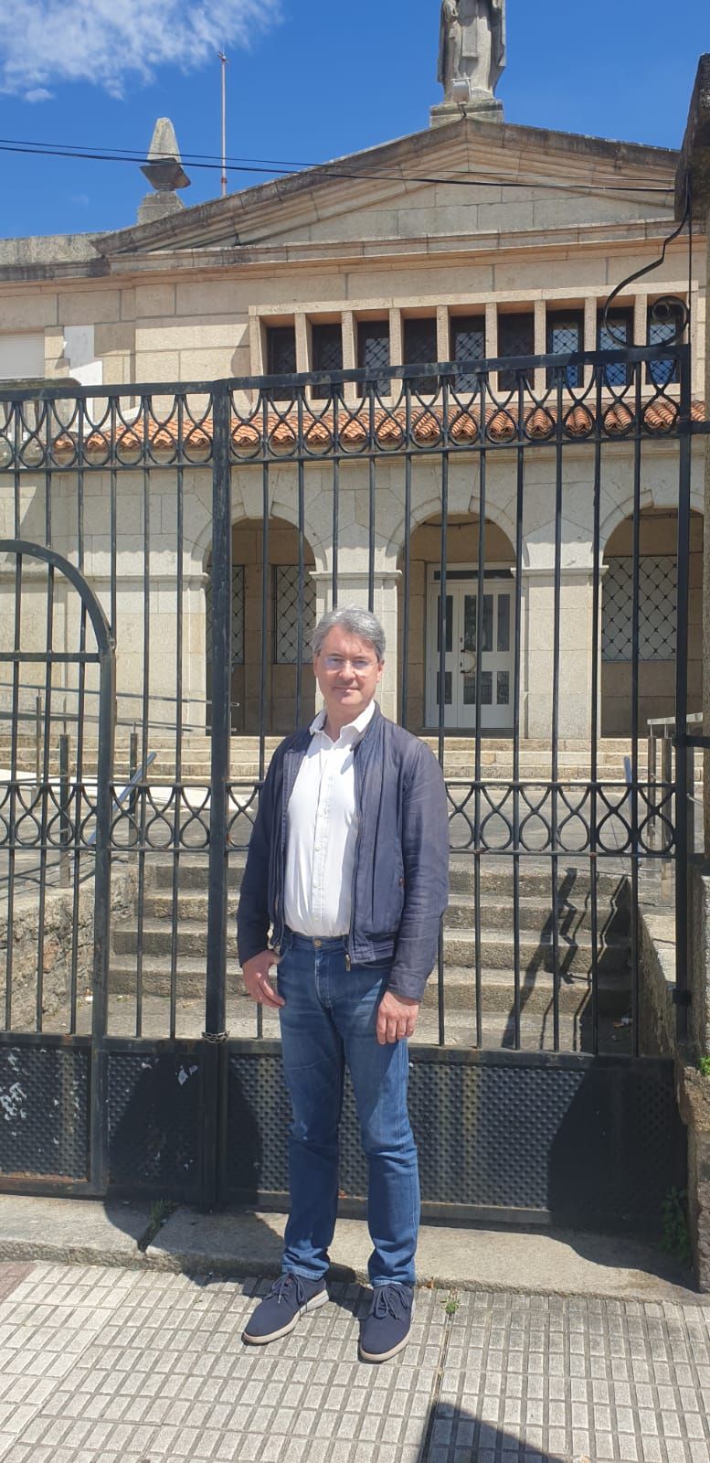 José Cacabelos posa, orgulloso, en la entrada del inmueble.