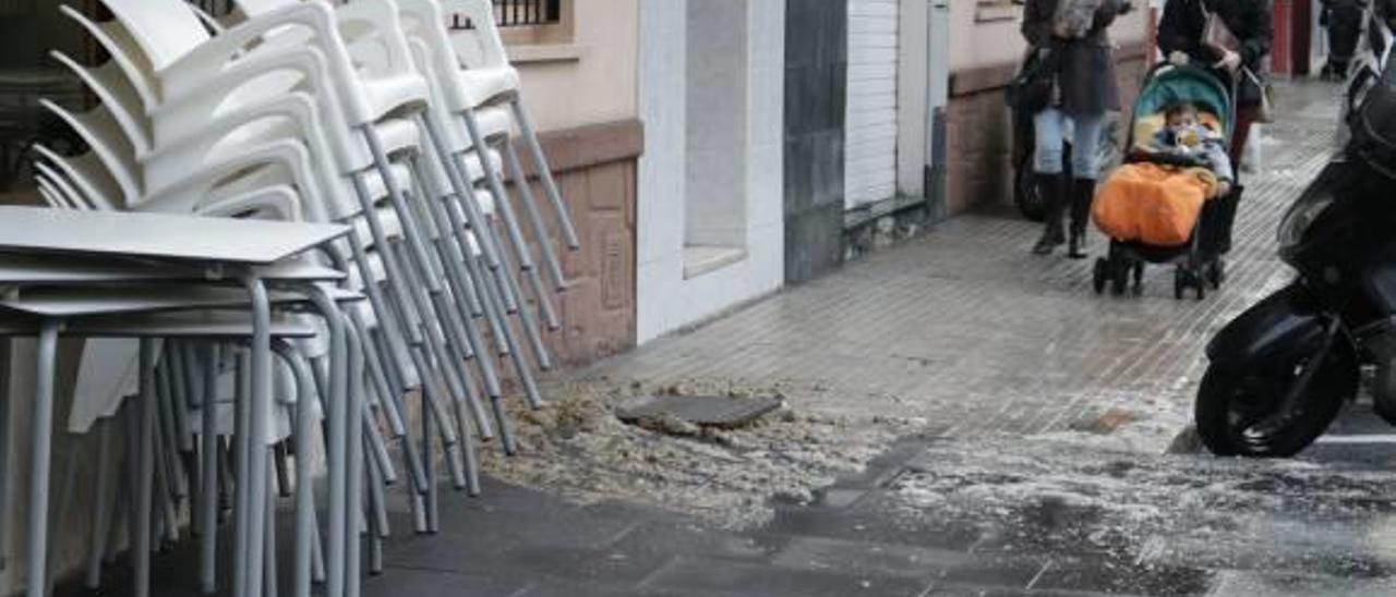 Una tromba de agua desborda el alcantarillado de Gandia