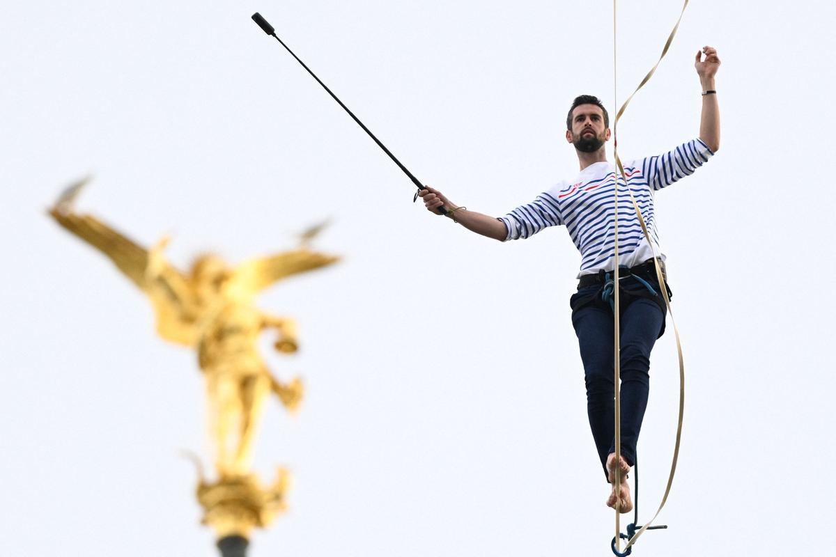 Un momento de la histórica hazaña del funambulista francés Nathan Paulin