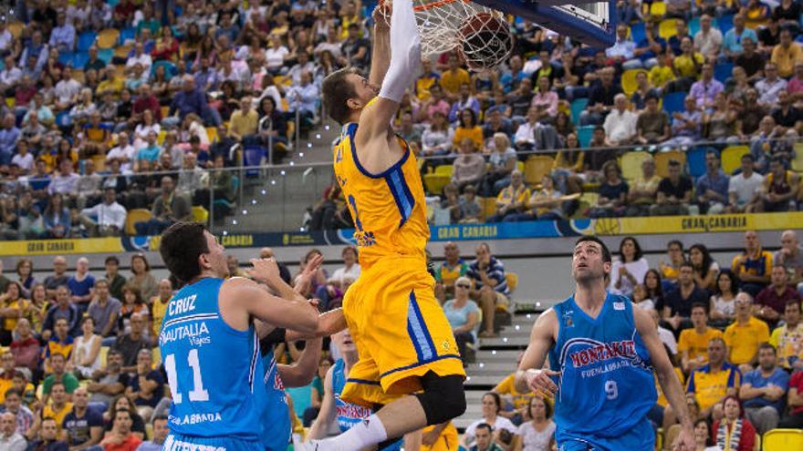 Ondrej Balvin machaca el aro en el partido contra el Fuenlabrada, último equipo que visitó el Gran Canaria Arena.