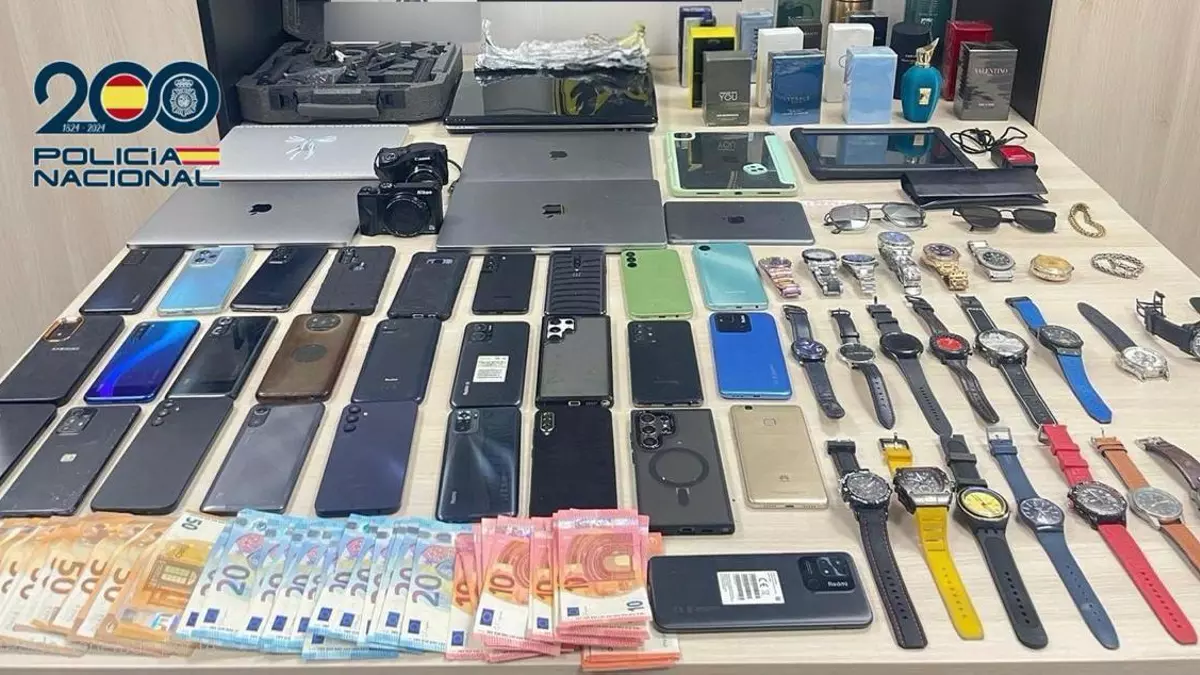 Detenidos en Madrid tres hombres que escondían móviles, ordenadores y relojes robados en una maleta