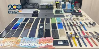 Detenidos en Madrid tres hombres que escondían móviles, ordenadores y relojes robados en una maleta