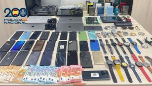 Obejtos robados incautados a tres personas que los escondían en una maleta en el centro de Madrid