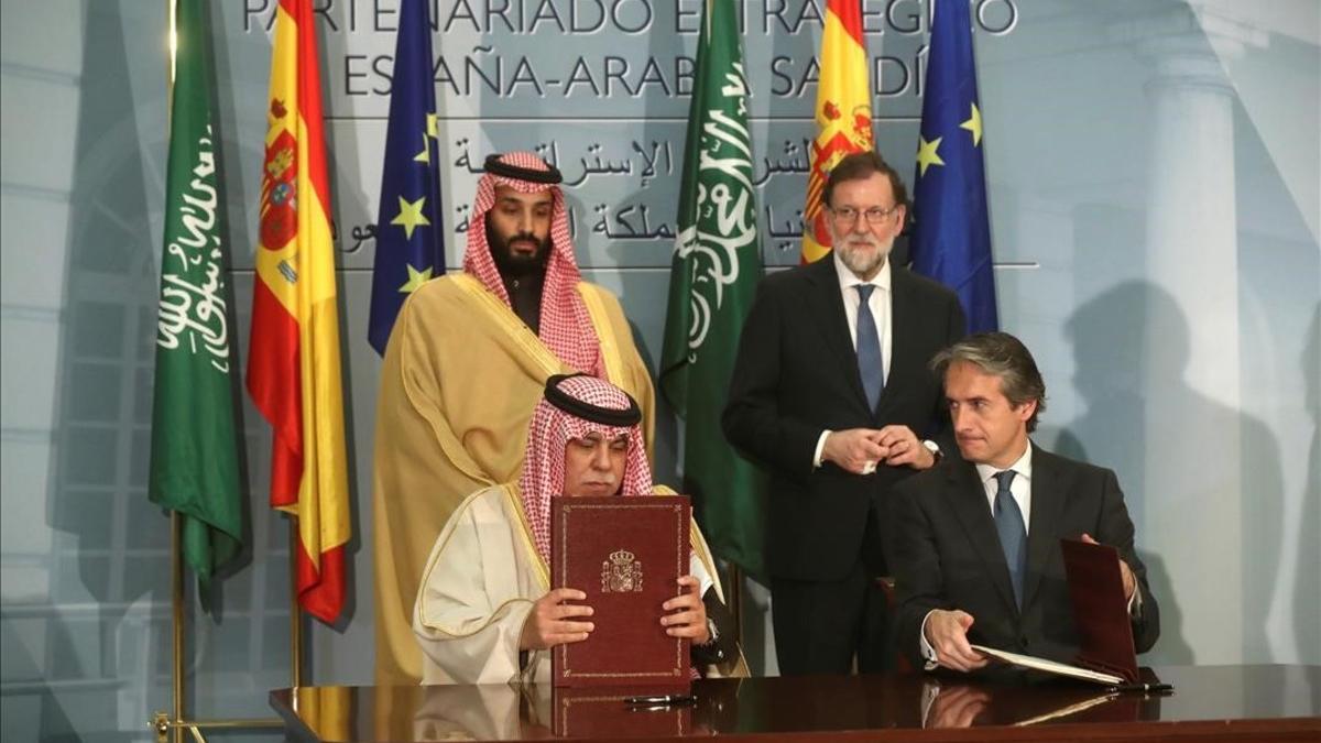 El ex presidente del Gobierno, Mariano Rajoy, con el principe heredero de Arabia Saudi,  Mohamed Bin Salman Bin Abdulaziz Al Saud, durante la firma de diversos acuerdos el pasado abril en Madrid.