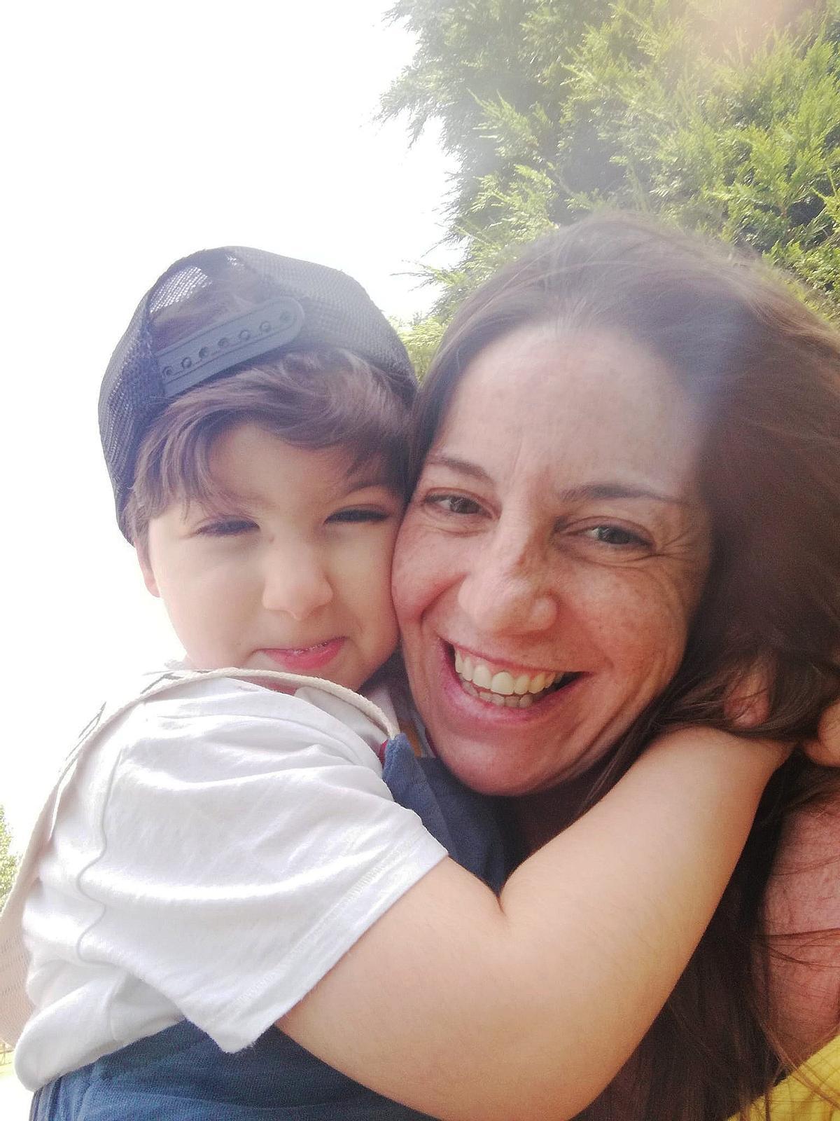 Berta Miró, con su hijo Lois, muy sonrientes,