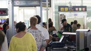 Efectivos de la Guardia Civil trabajan en los accesos a las puertas de embarque del aeropuerto de Barcelona.