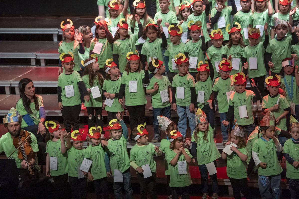 Infants canten i riuen amb les peripècies del conte “L’embolic de les festes” Infants canten i riuen amb les peripècies del conte “L’embolic de les festes”