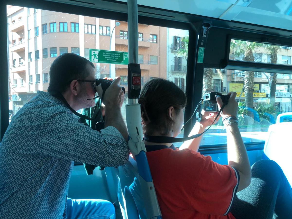 Dos participantes toman fotos en el interior de un autobus, uno de los temas propuestos este año.