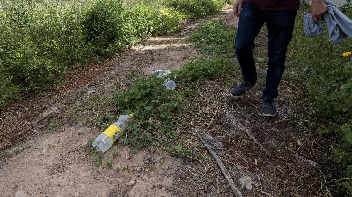 En las proximidades de las vías se encuentran numerosos restos de "botellones"
