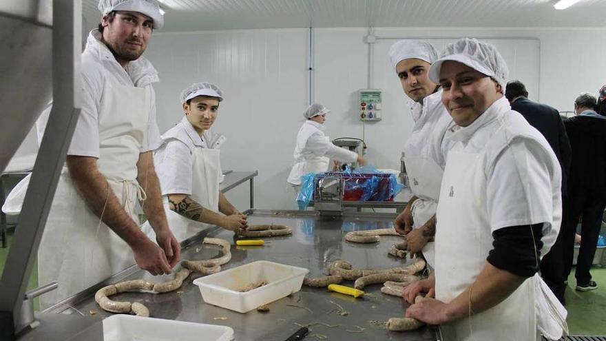 Por la izquierda, Daniel Cepedal, Daniel González, Ismael García y José Alejandro Monsalve atando chorizos, ayer, durante las clases prácticas impartidas por Asincar en las instalaciones de Coasa en Fonciello.