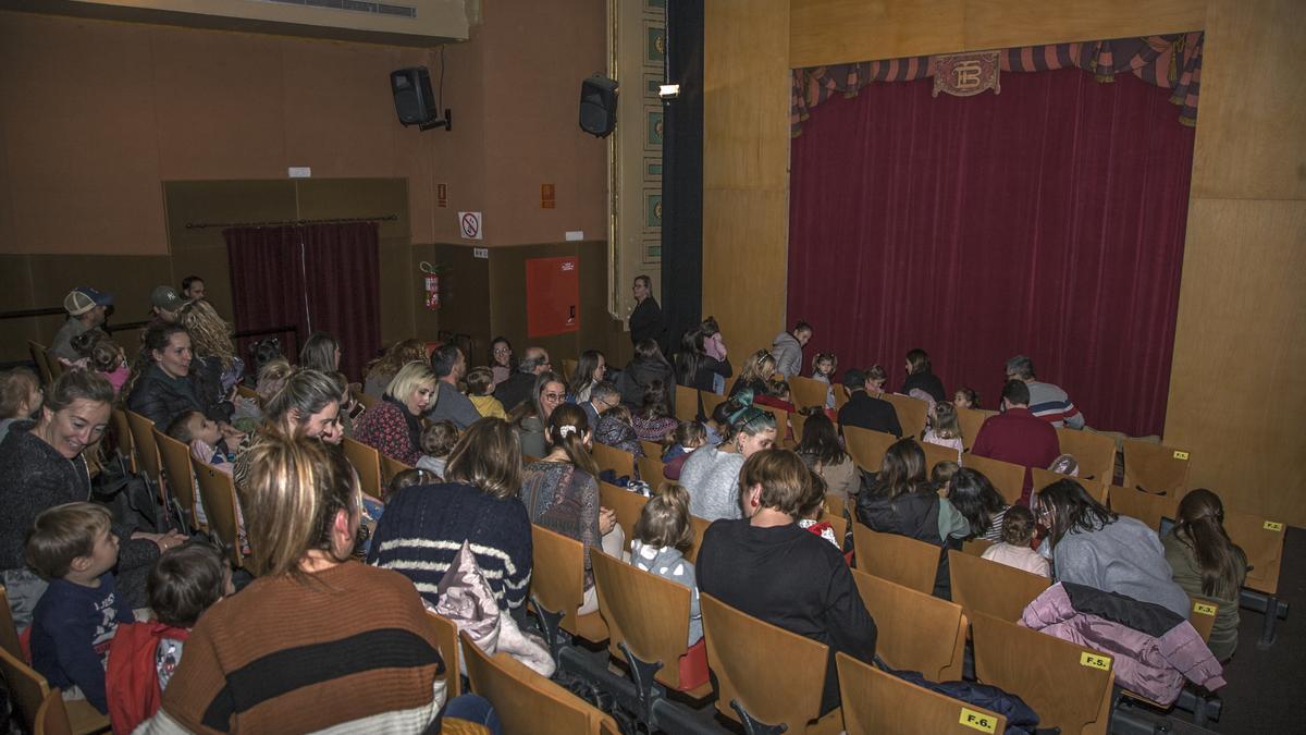 Público asistente este viernes, antes de comenzar la representación.