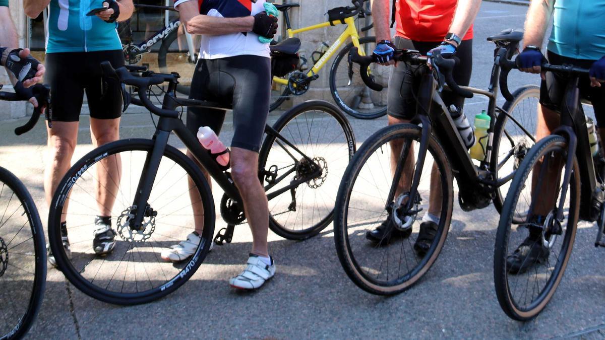 Un grup de ciclistes a Girona, en una imatge d'arxiu.